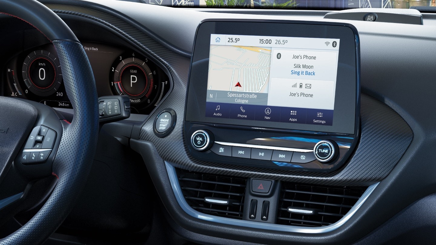 Ford Puma Innenraum. Detailansicht Lenkrad und Touchscreen