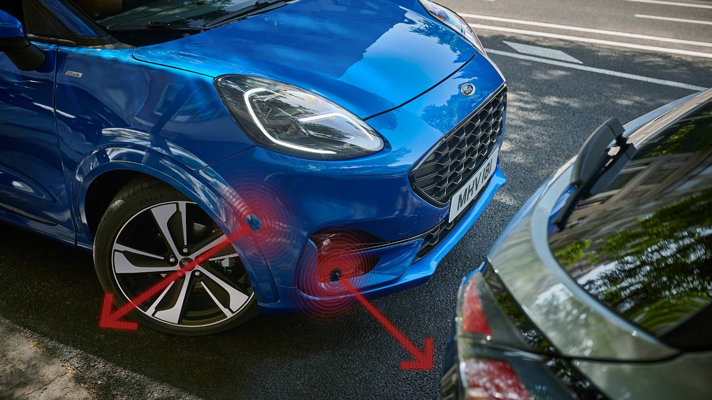 Ford Puma in Blau. Dreiviertelansicht vorderer Kotflügel mit visualisierten Parksensoren