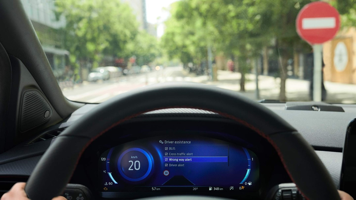 Ford Puma. Blick vom Fahrersitz durch die Frontscheibe mit Verbotsschild