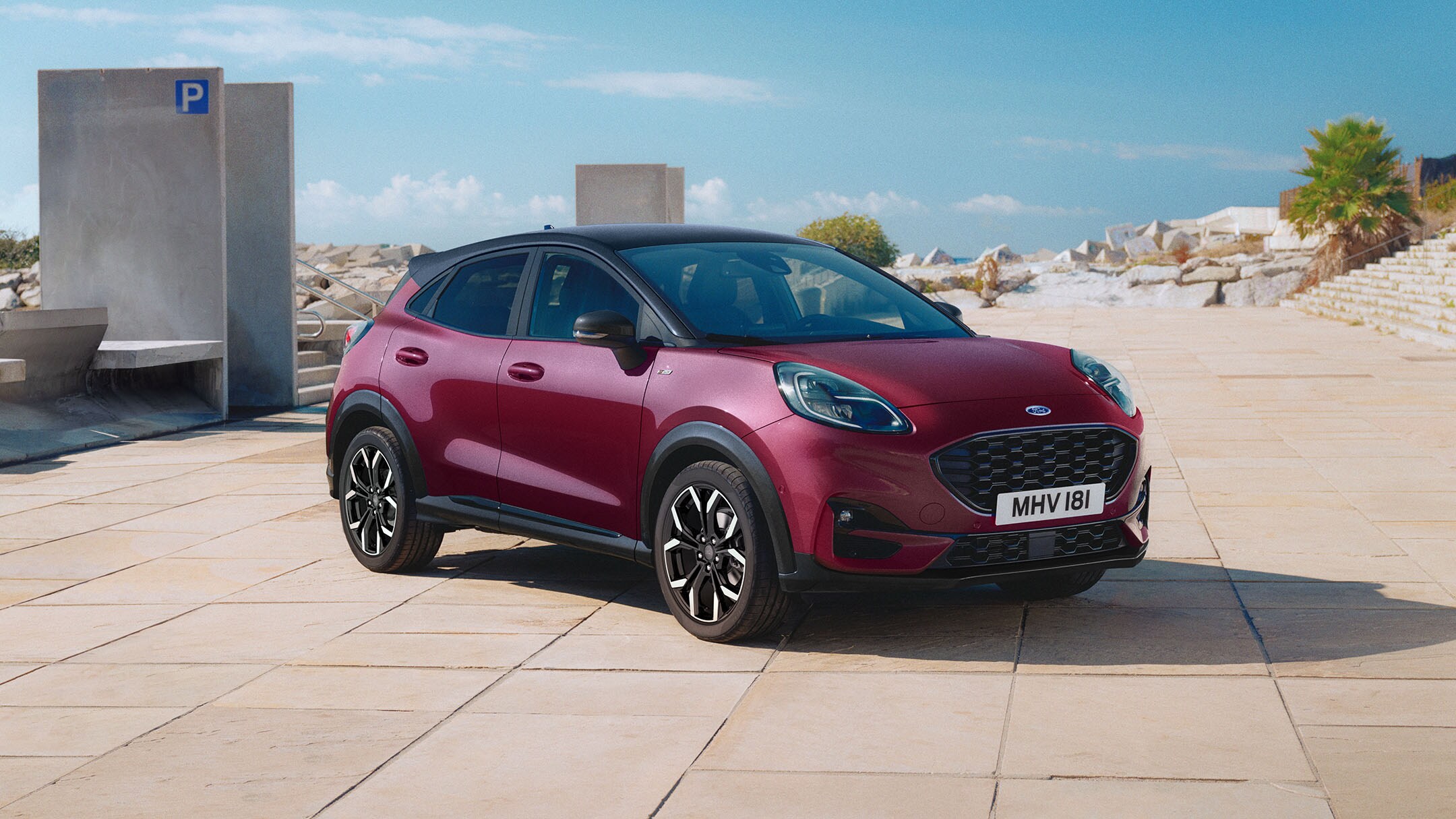 Ford Puma Vivid Ruby Edition. Dreiviertelansicht, auf einem Parkplatz
