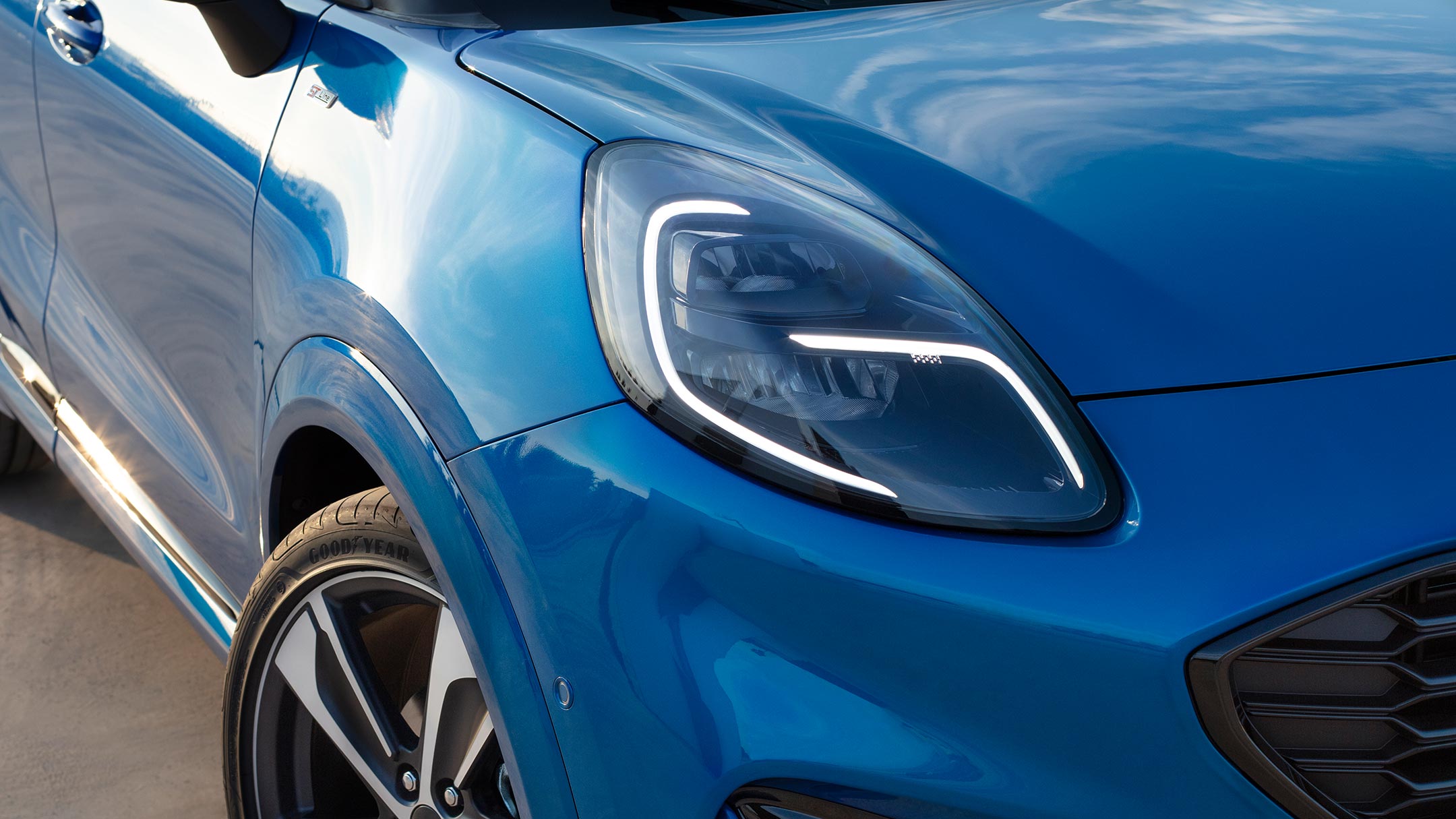 Ford Puma in Blau. Detailansicht des Tagfahrlichts