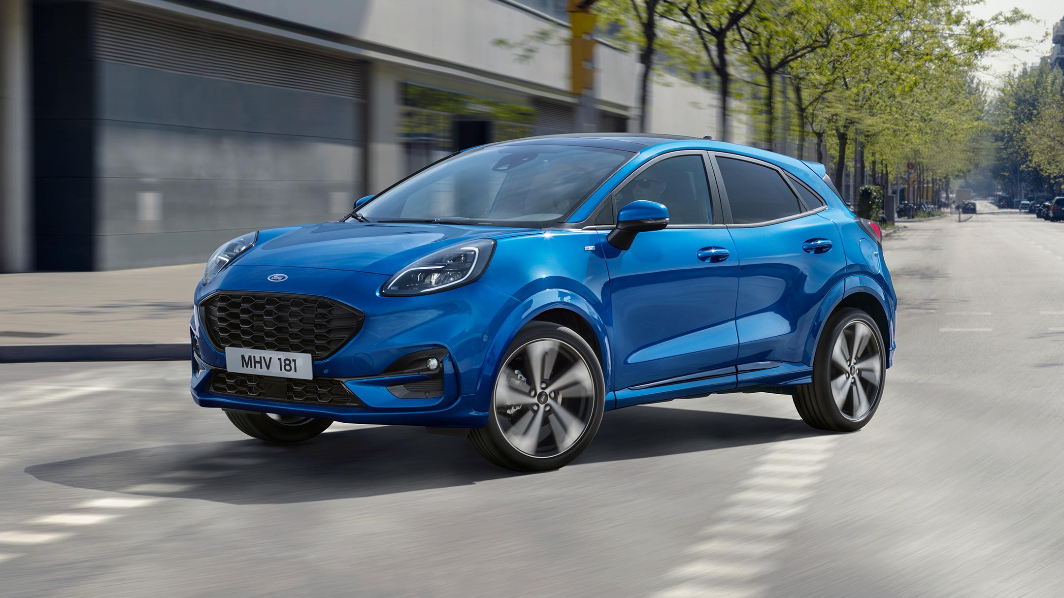 Ford Puma in Blau. Dreiviertelansicht, fährt auf der Straße