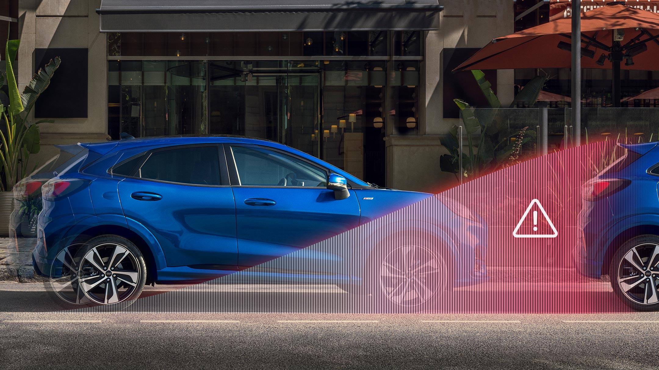 Ford Puma in Blau. Seitenansicht, Visualisierung Sicherheits-Bremsassistent