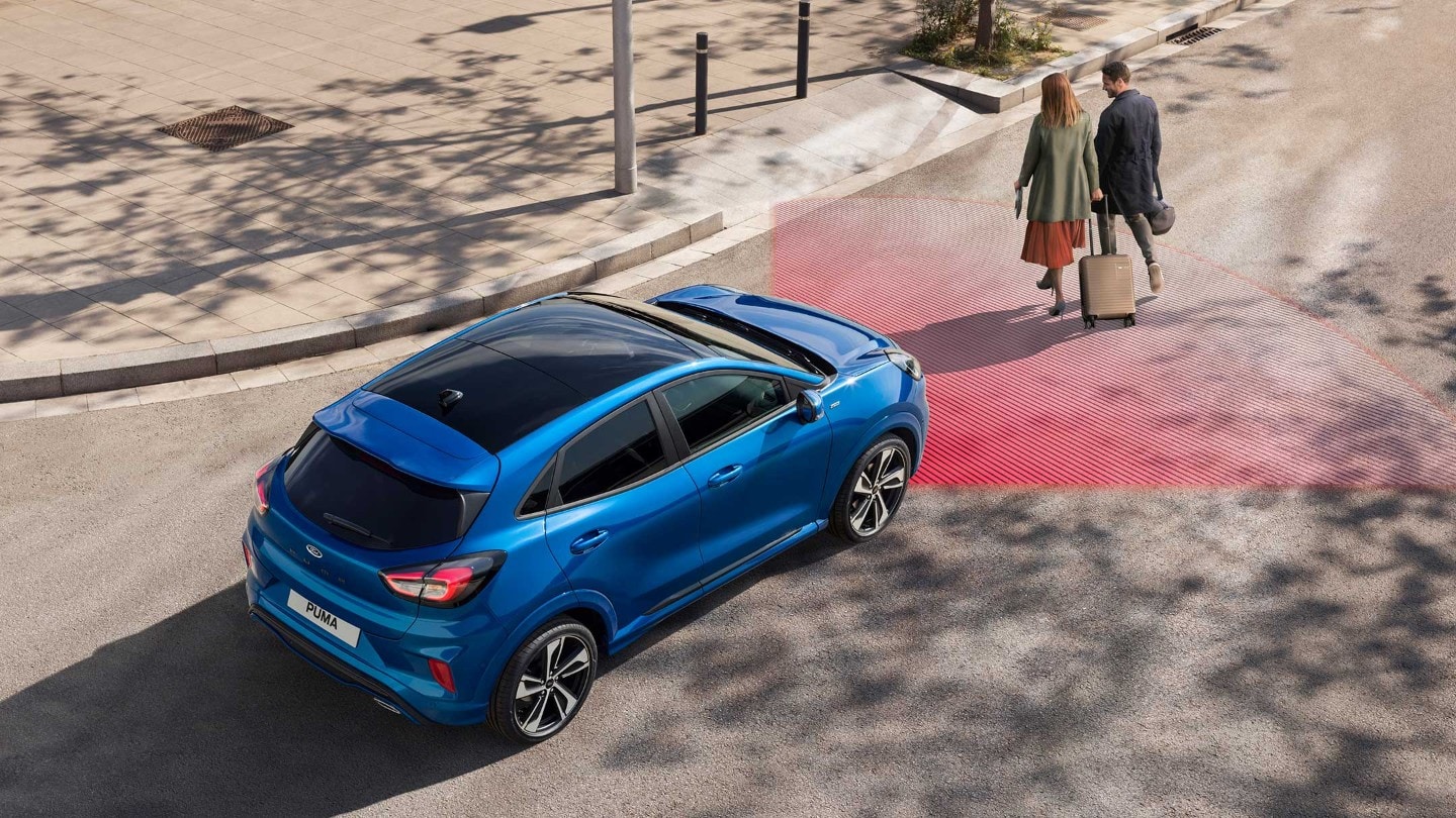 Ford Puma in Blau. Dreiviertelansicht, auf einer Straße. Visualisierung Pre-Collision-Assist
