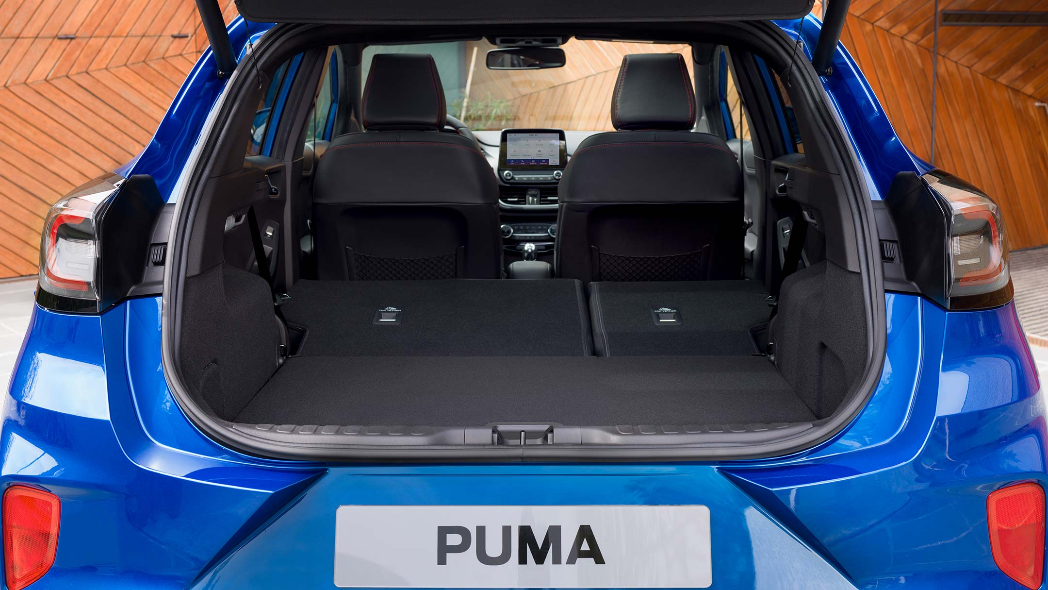 Ford Puma in Blau. Heckansicht mit umgeklappten Rücksitzen