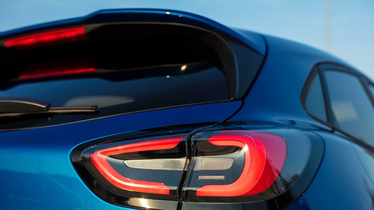 Ford Puma in Blau. Heckansicht, Spoiler im Detail