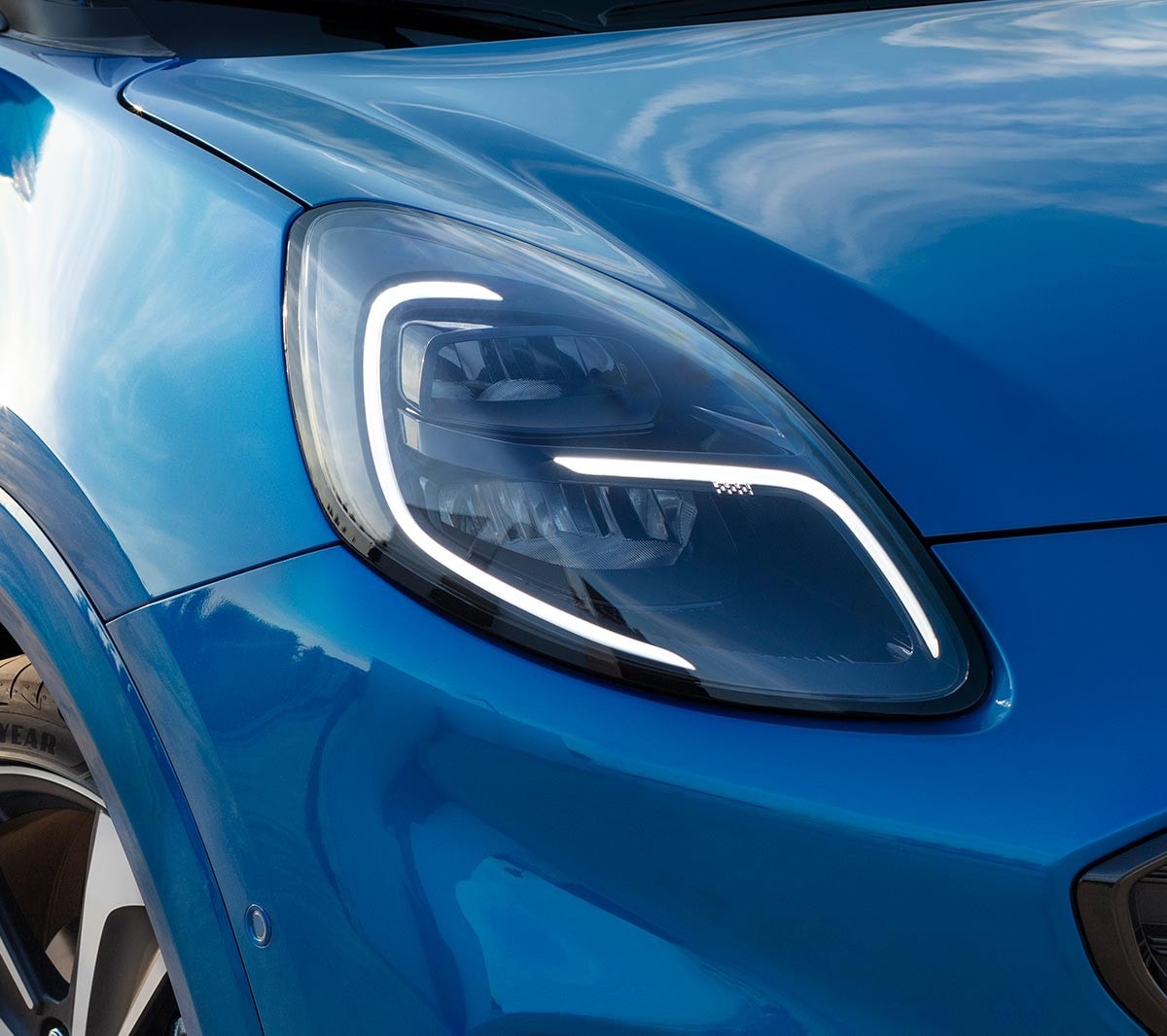 Ford Puma in Blau. Detailansicht des Tagfahrlichts