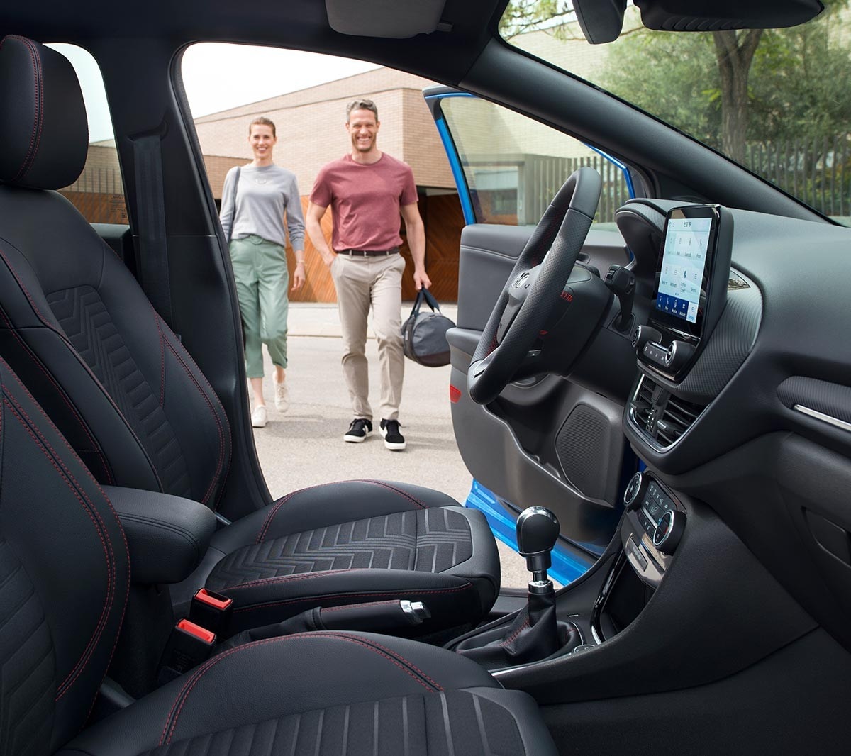 Ford Puma Innenraum. Blick auf Fahrer- und Beifahrersitz