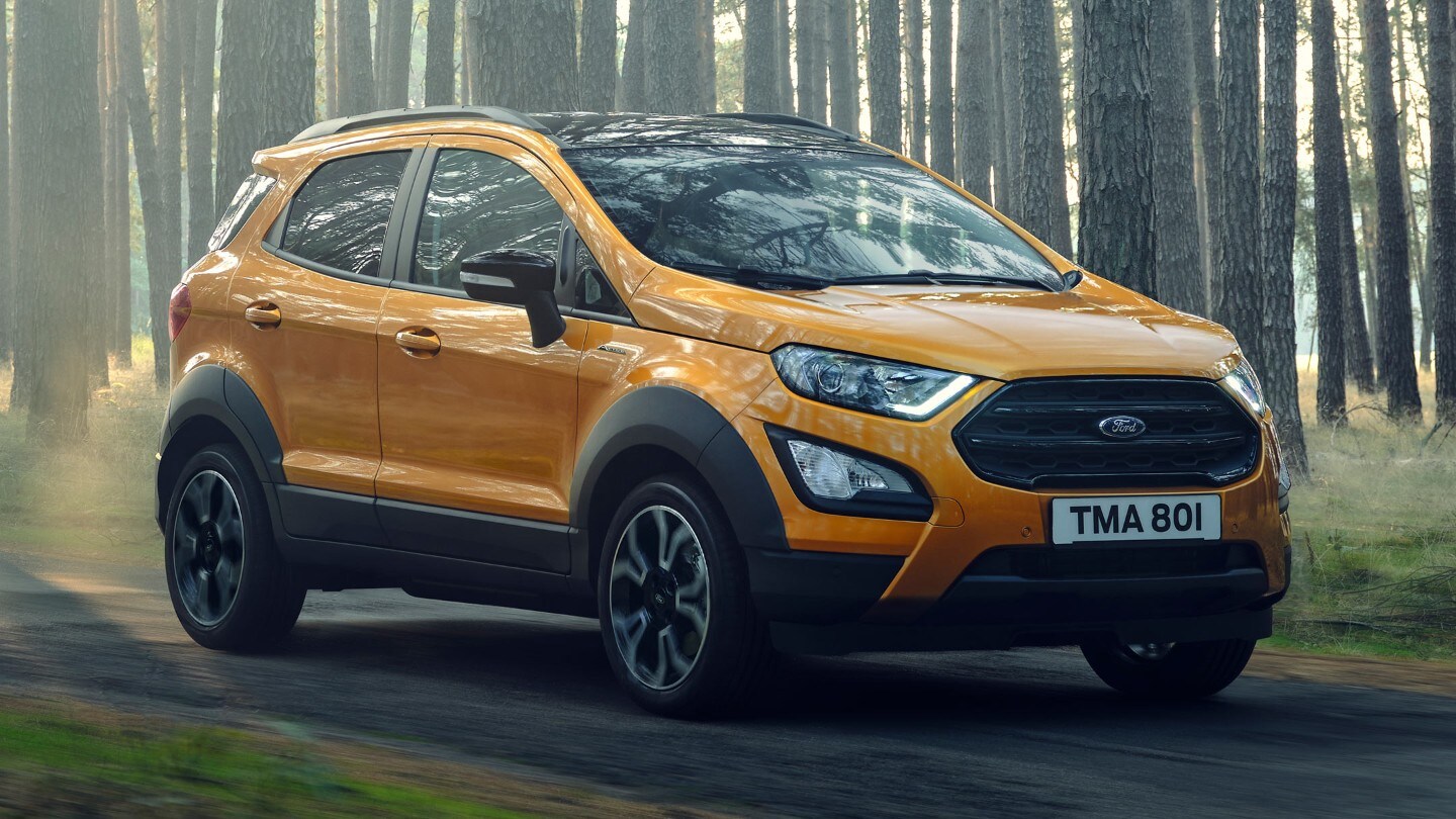 Ford EcoSport Active in Orange. Dreiviertelansicht, parkend am Waldrand 