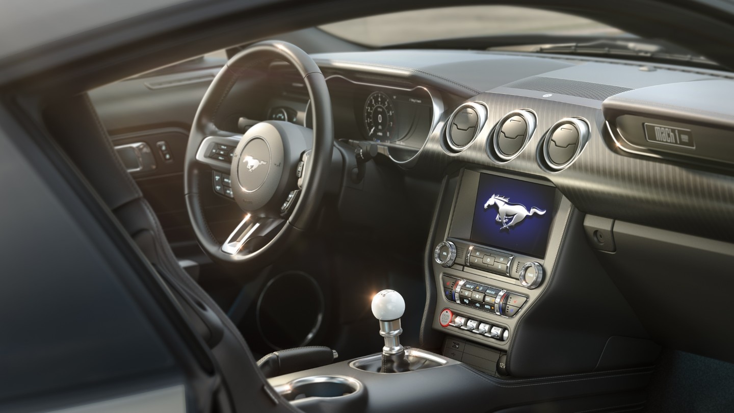 Ford Mustang Mach 1. Detailansicht des Cockpits durch die Beifahrertür