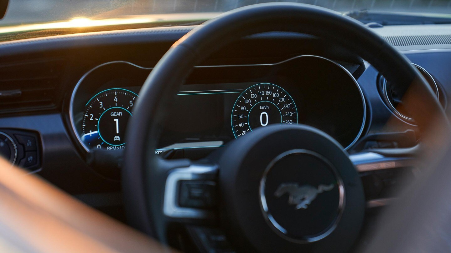 Ford Mustang. Detailansicht des Fahrerdisplays und des Lenkrads