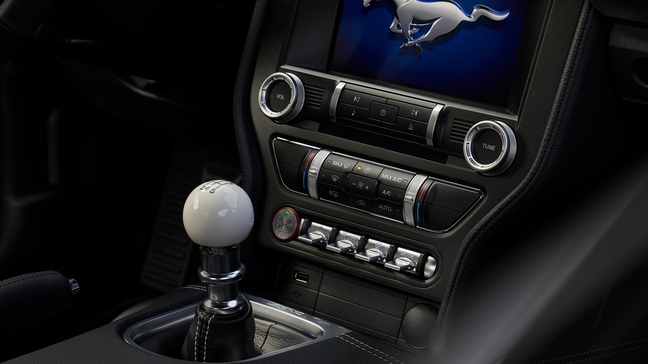 Ford Mustang Mach 1. Detailansicht der Mittelkonsole mit Schaltknauf