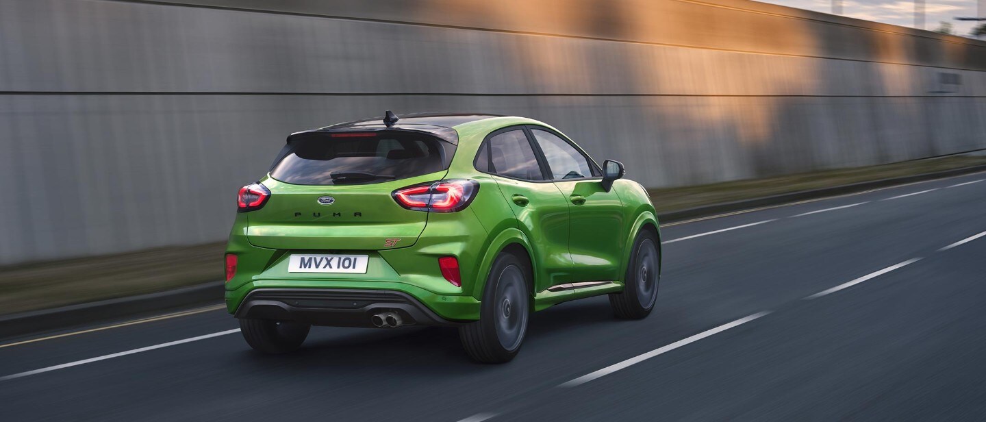 Ford Puma ST in Grün. Dreiviertel-Heckansicht, fahrend auf einer Autobahn