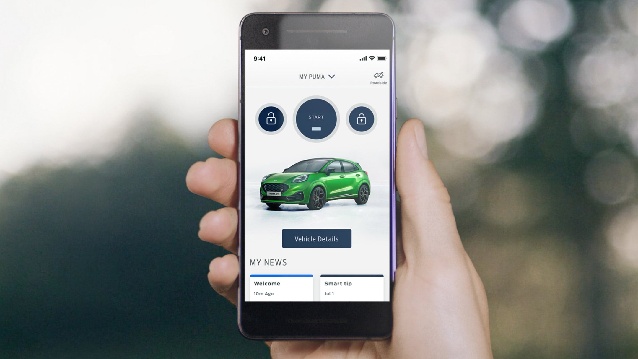 FordPass App auf einem Smartphone mit einem grünen Ford Puma ST auf dem Display