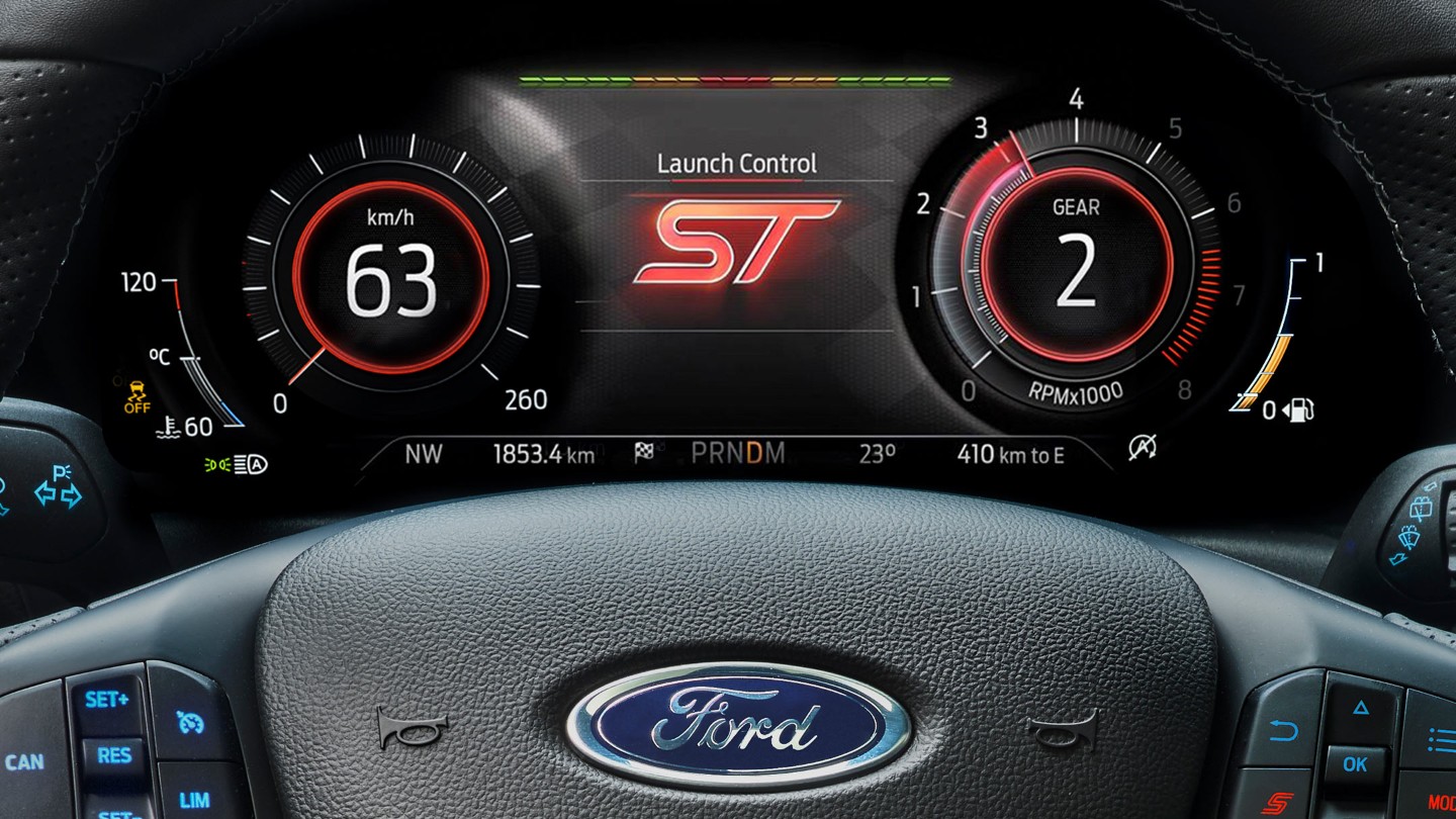 Ford Fiesta ST Innenraum. Detailansicht auf das Lenkrad und digitale Instrumententafel.