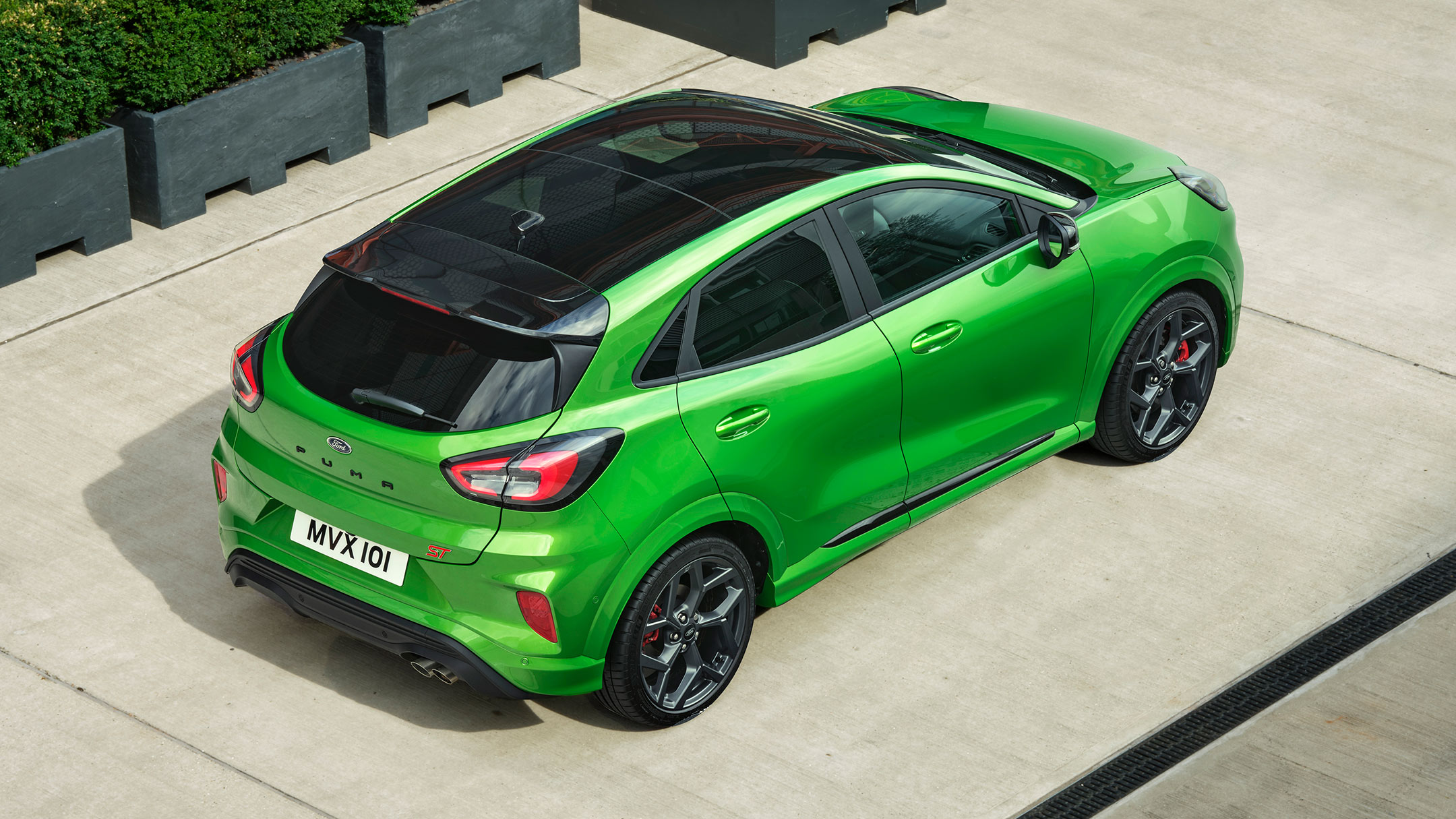 Ford Puma ST in Grün. Dreiviertel-Heckansicht von oben. Auf einer Fläche stehend