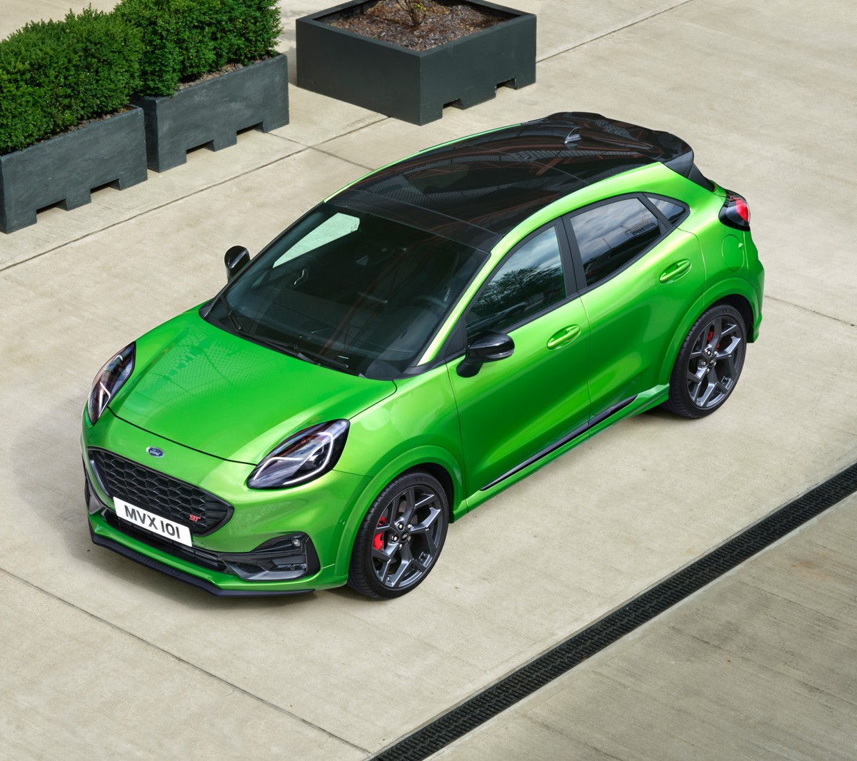 Ford Puma ST in Grün. Dreiviertel-Frontansicht von oben. Auf einer Fläche stehend