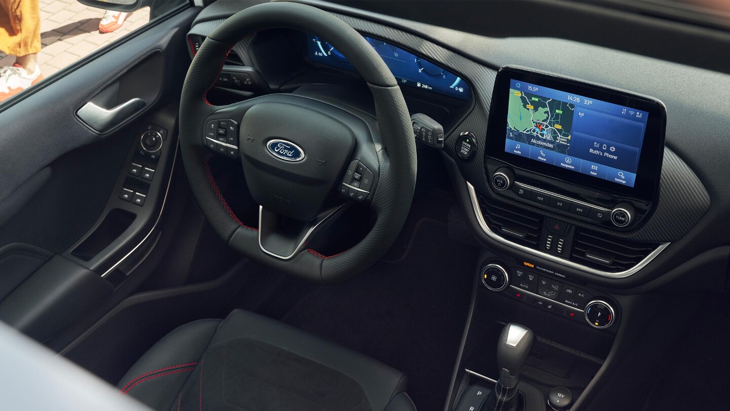 Ford Fiesta Innenraum. Detailansicht des Fahrersitzes, der Mittelkonsole und Lenkrad