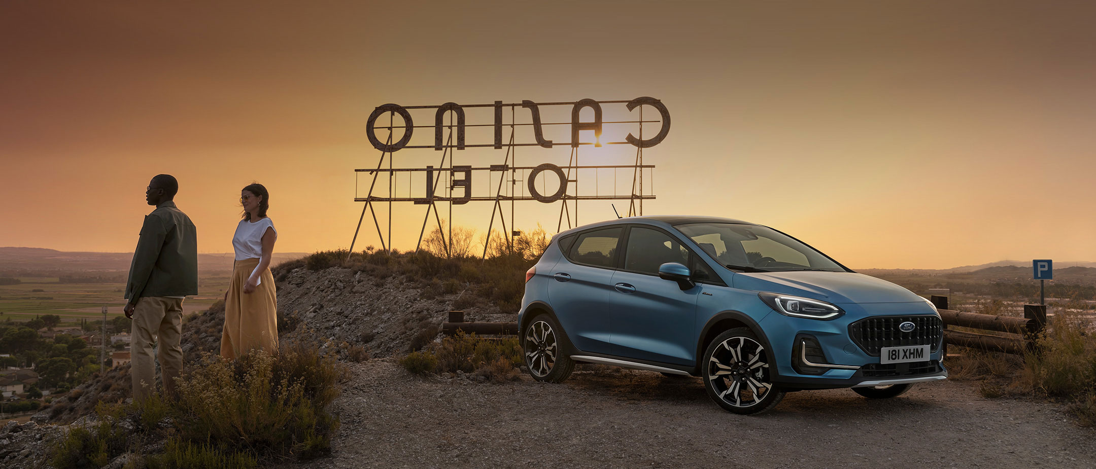 Ford Fiesta in Blau. Dreiviertelansicht in der Natur parkend mit Sonnenuntergang.