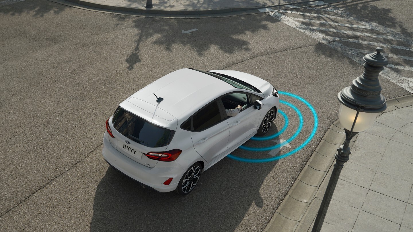 Ford Fiesta in Weiß. Blick von oben, auf einer Straße fahrend