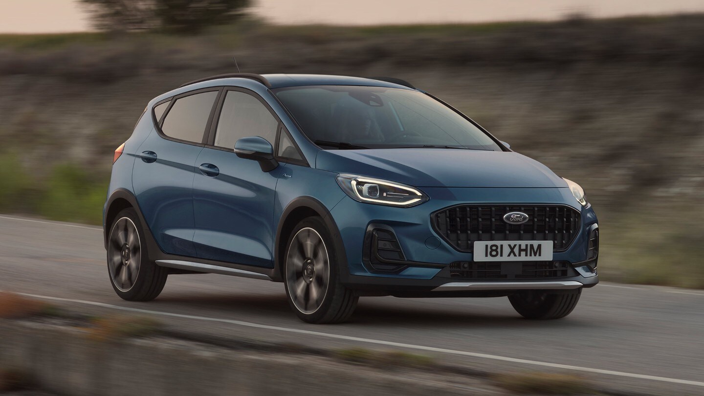 Ford Fiesta Active in Blau. Frontansicht, auf einer Straße fahrend.