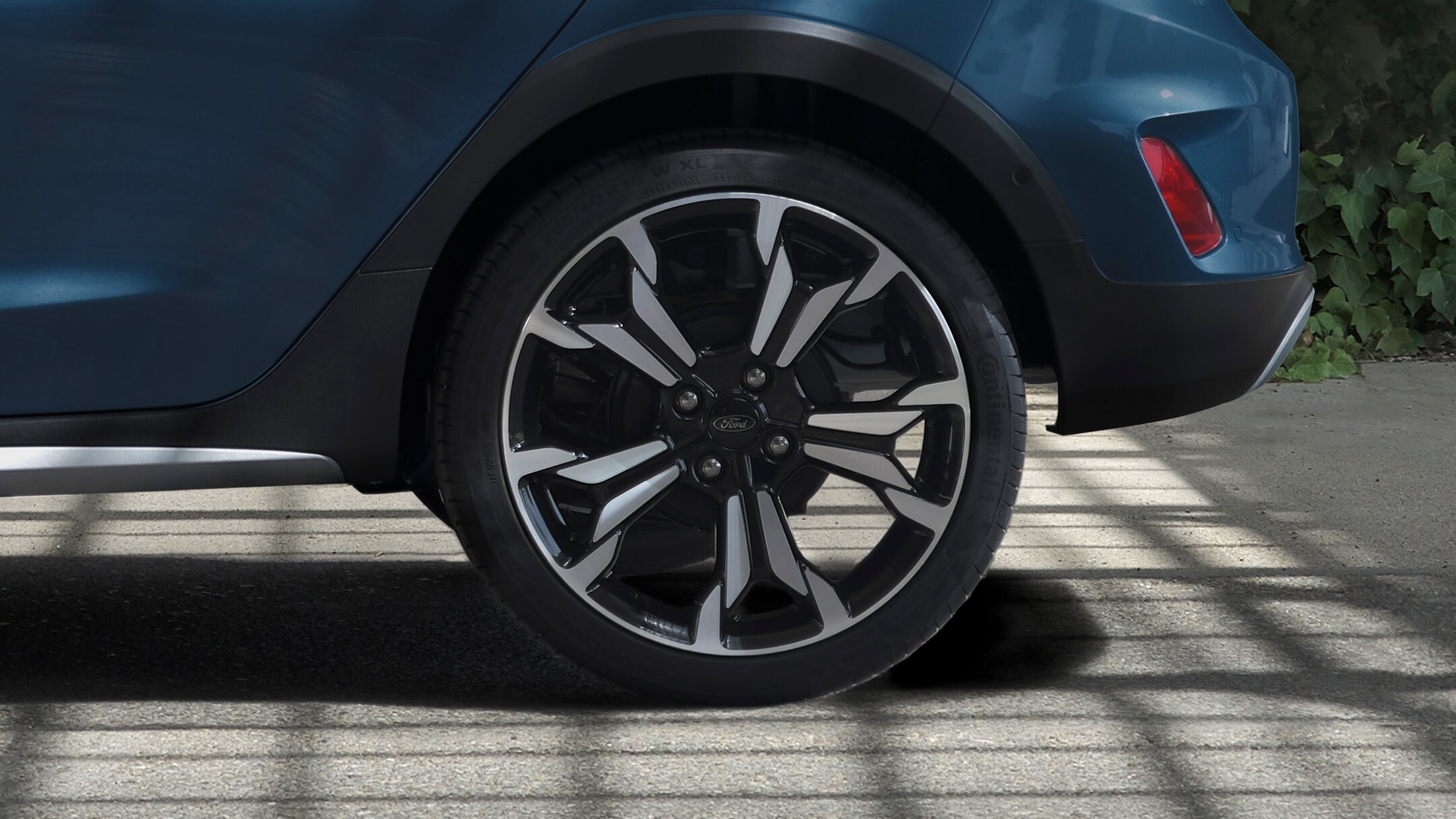 Ford Fiesta Active in Blau. Detailansicht des Vorderrads.