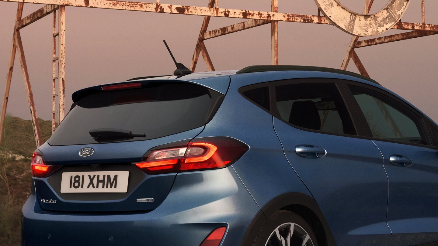 Ford Fiesta Active in Blau. Detailansicht der Dachreling.