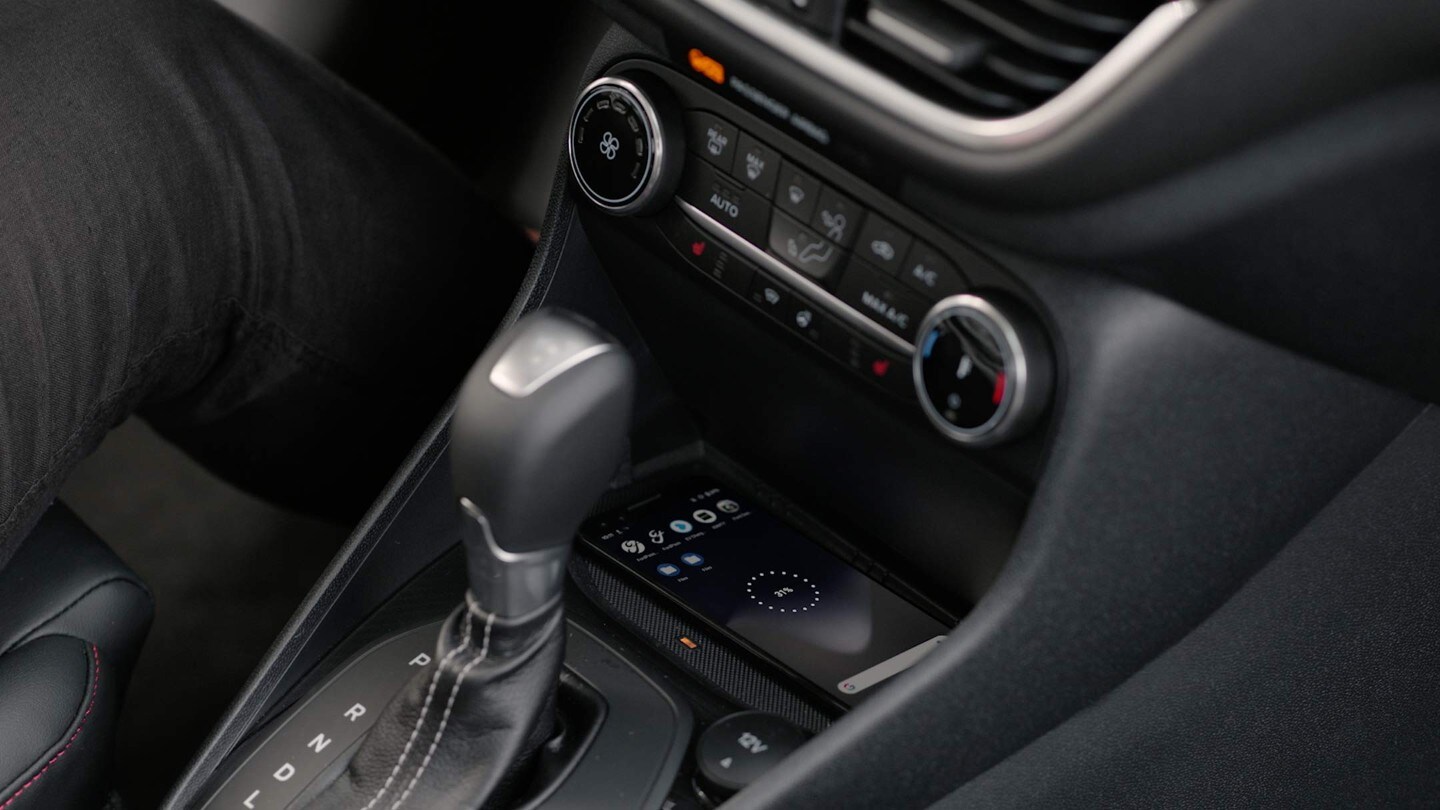Ford Fiesta Innenraum. Detailansicht, Blick auf den Schaltknauf und Mittelkonsole zum kabellosen Laden.