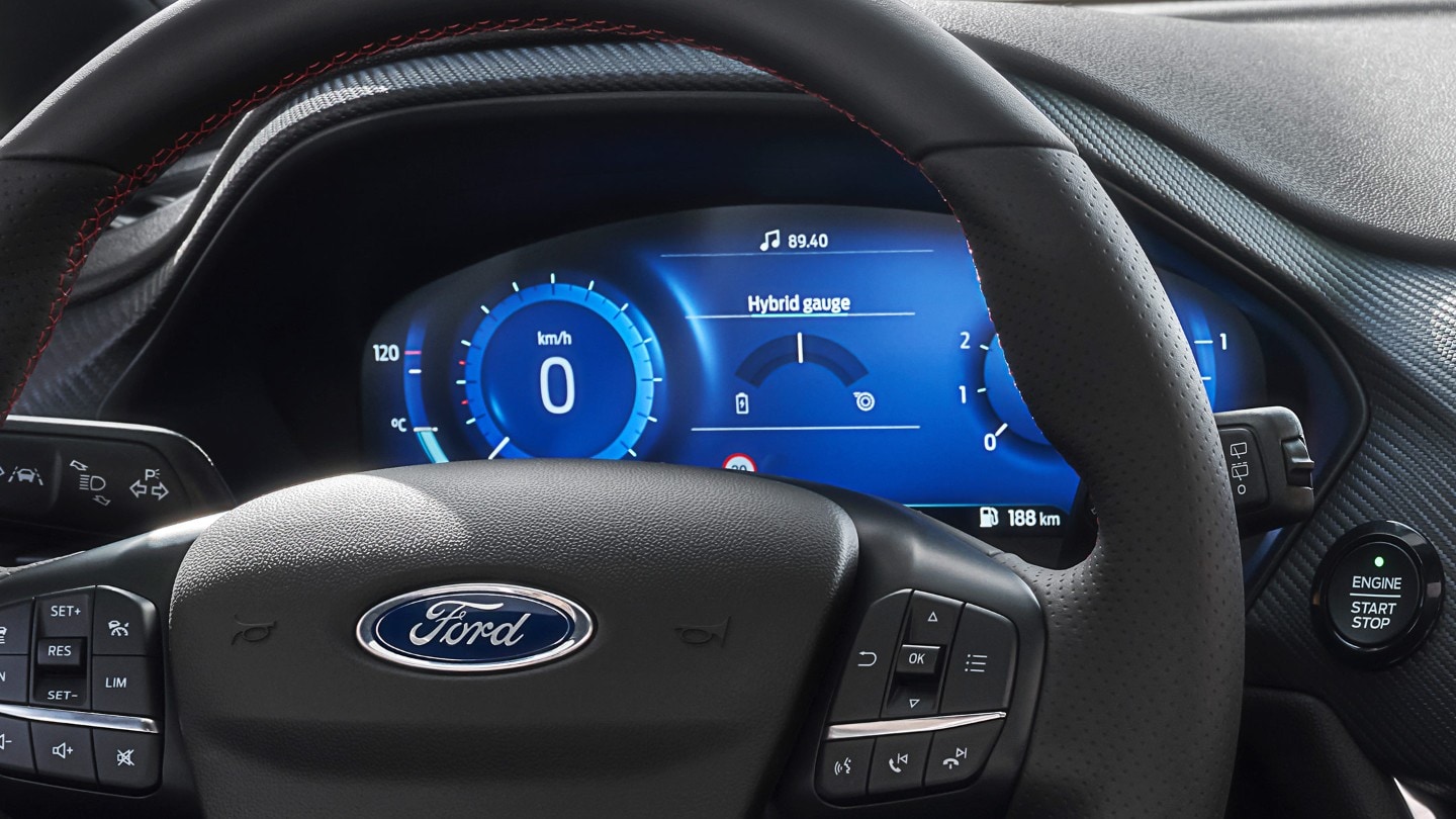 Ford Fiesta Innenraum. Detailansicht des Lenkrads und der digitalen Instrumententafel.