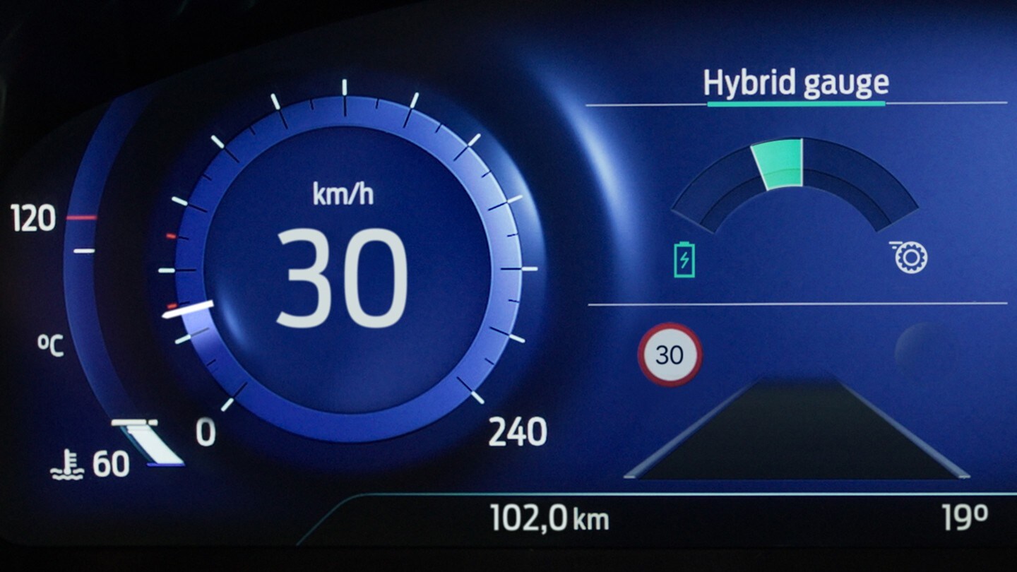 Ford Fiesta Innenraum. Detailansicht der digitalen Instrumententafel mit Verkehrsschild-Erkennungssystem
