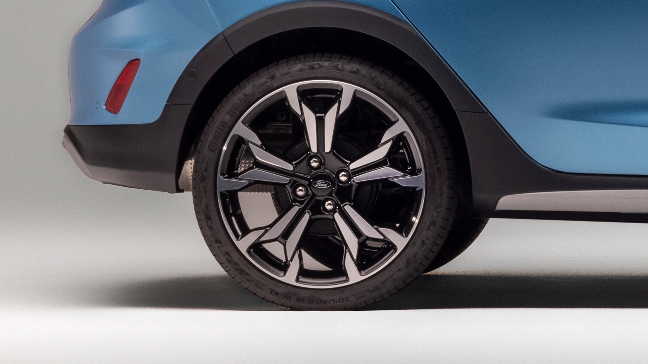Ford Fiesta in Blau. Detailansicht des Vorderrads