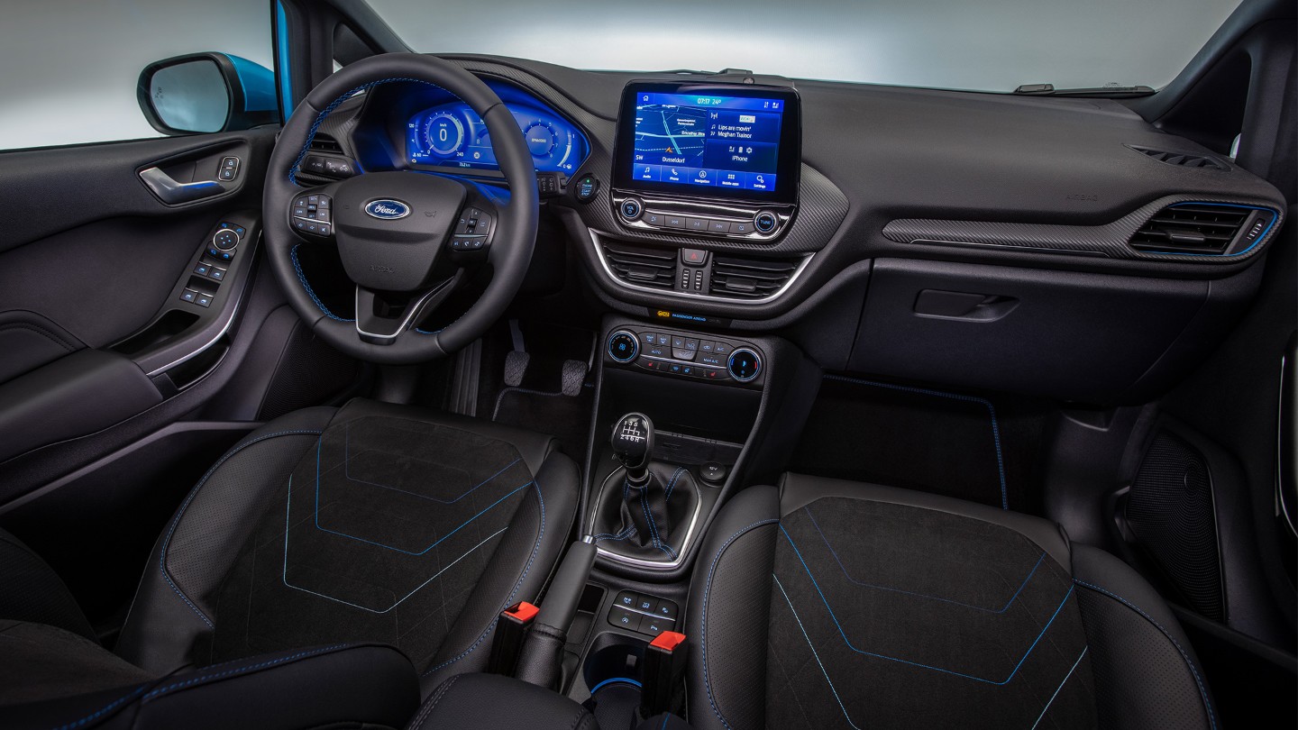 Ford Fiesta Active Innenraum. Ansicht des Cockpits mit Lenkrad und Ford SYNC Touchscreen.