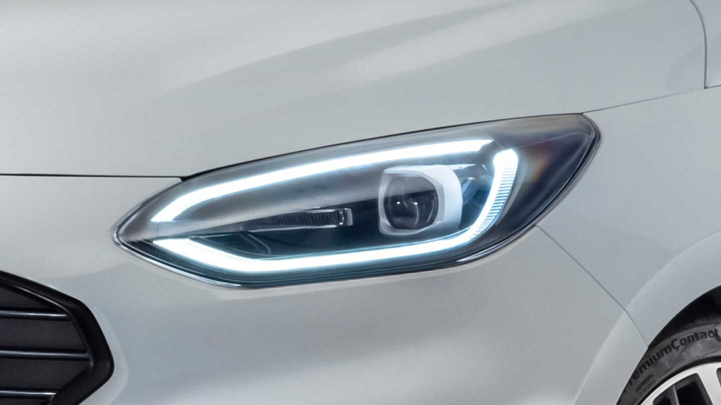 Ford Fiesta in Weiß. Detailansicht des LED-Scheinwerfer