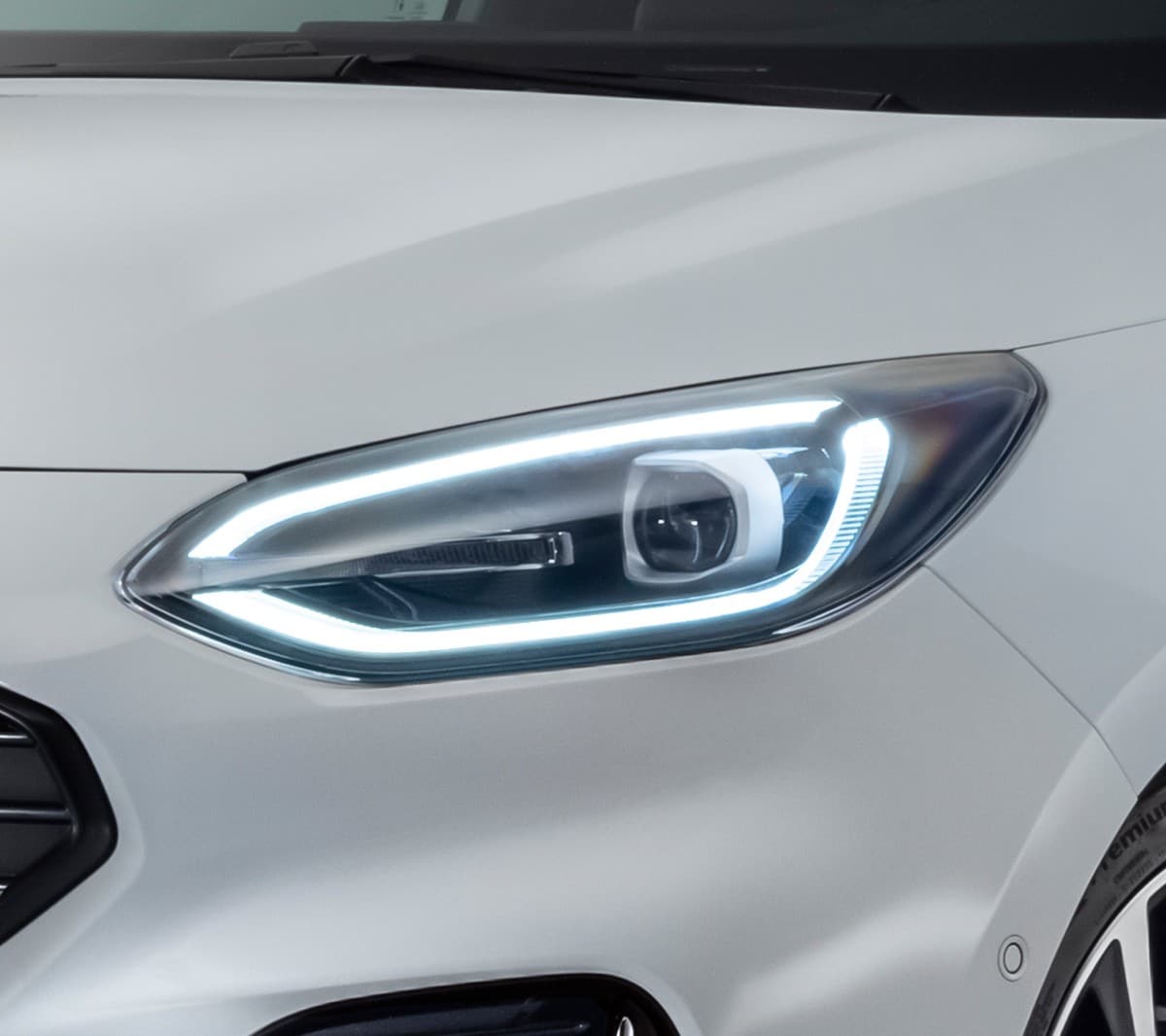 Ford Fiesta in Weiß. Frontansicht, mit Fokus auf den LED-Scheinwerfer.