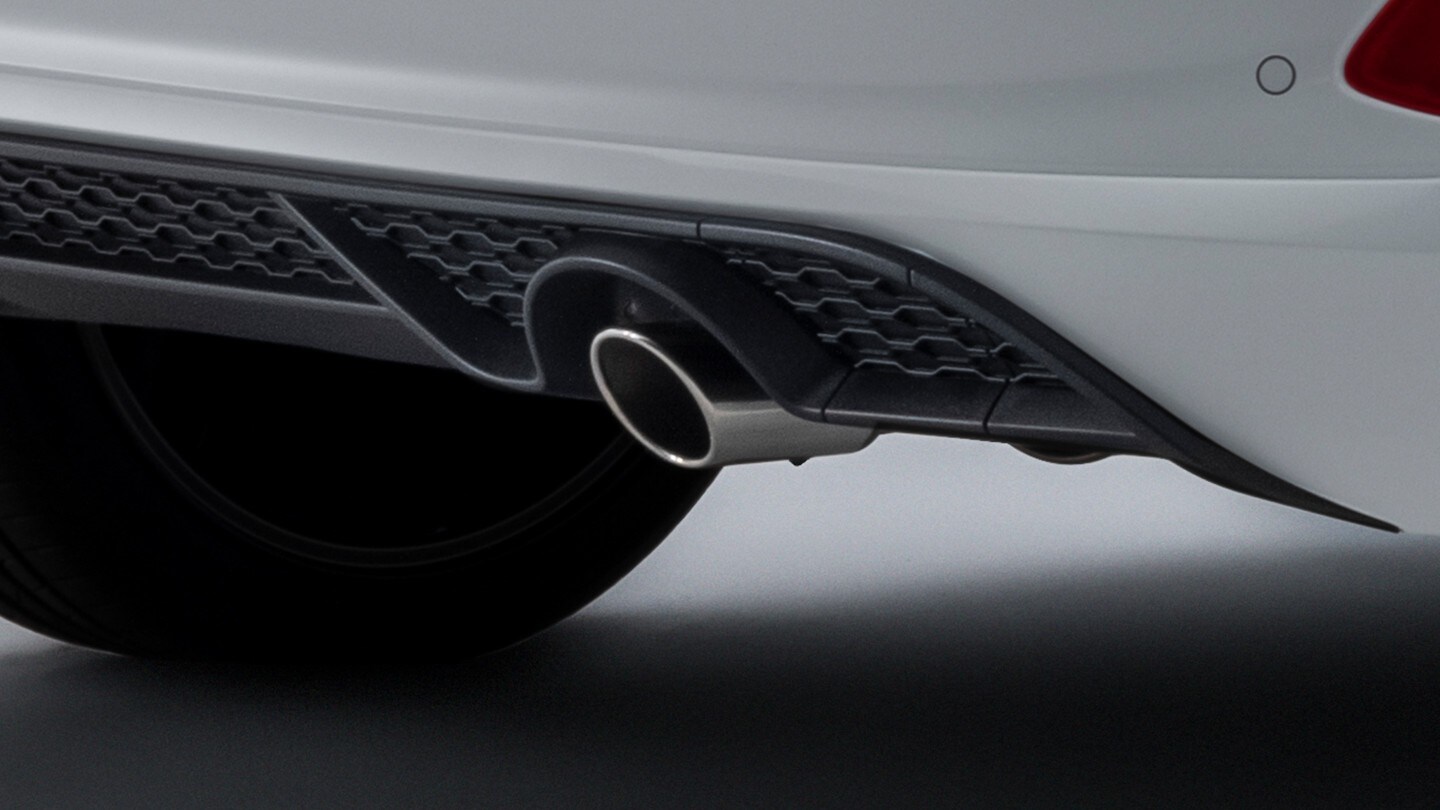 Ford Fiesta ST-Line in Weiß. Detailansicht des verchromten Endrohrs.