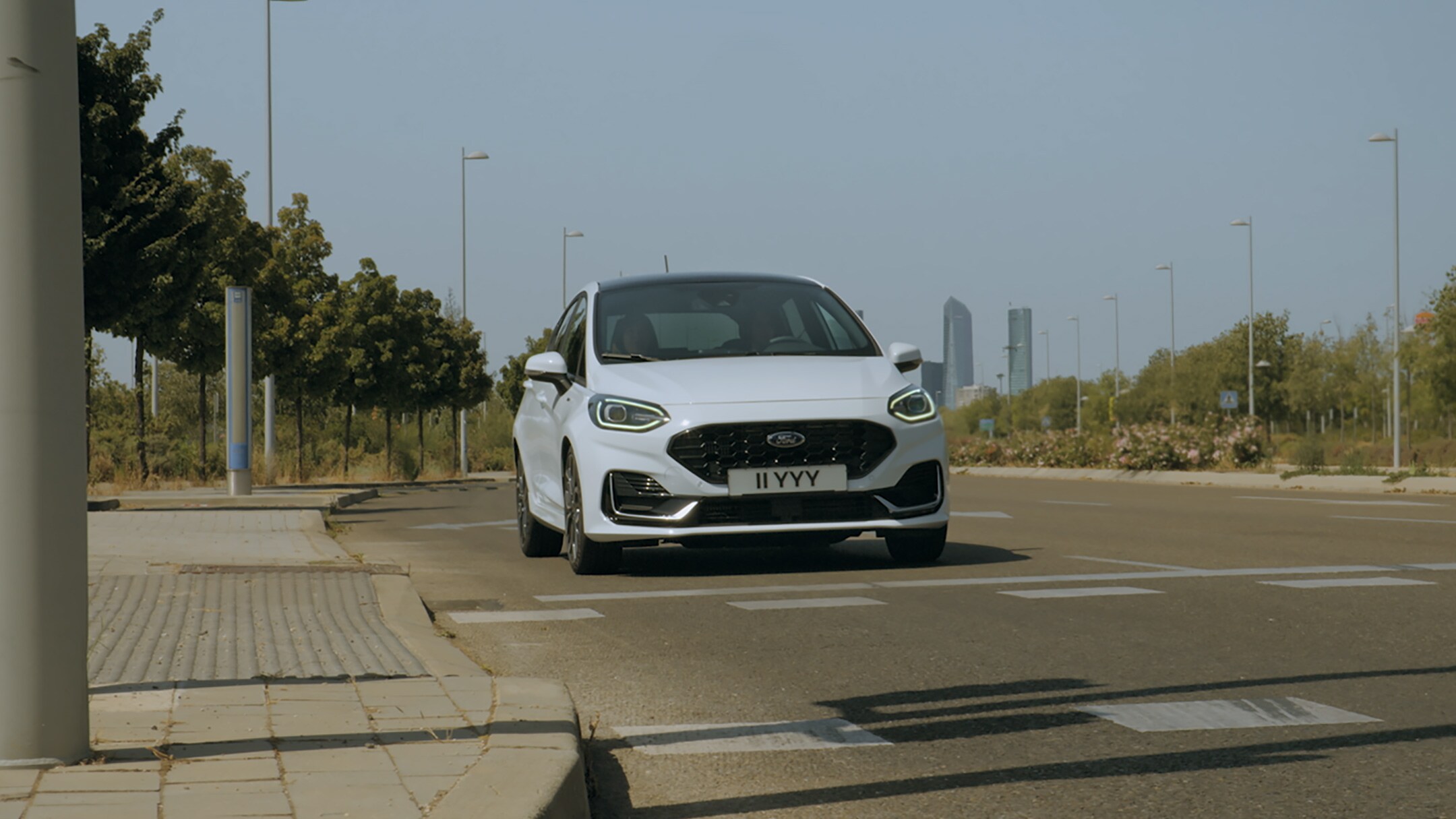 Ford Fiesta in Weiß. Frontansicht, stoppt auf einer Straße. Visualisierung Start-Stopp-System