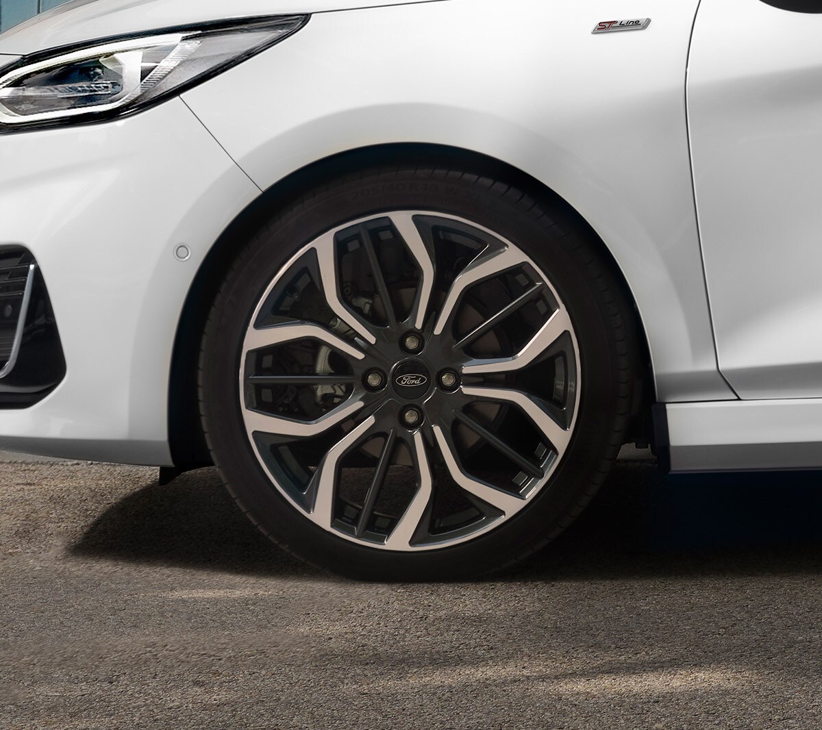 Ford Fiesta ST-Line in Weiß. Detailansicht eines Vorderrads. 