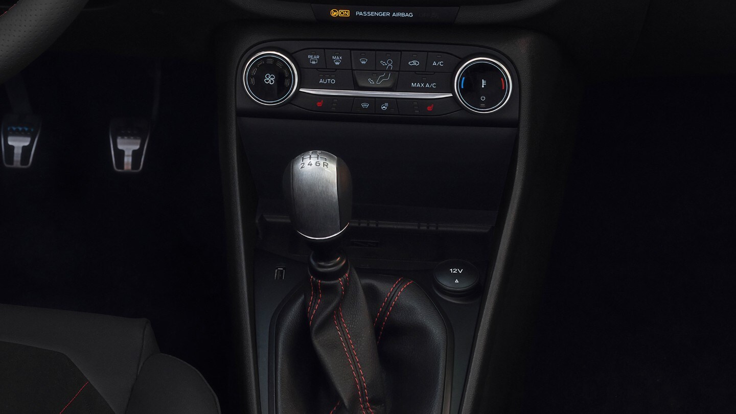 Ford Fiesta Innenraum. Detailansicht, 6-Gang-Schaltgetriebe