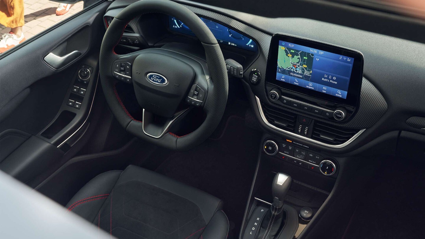 Ford Fiesta ST-Line Innenraum. Ansicht des Cockpits mit Blick auf Lenkrad und Ford SYNC 3.