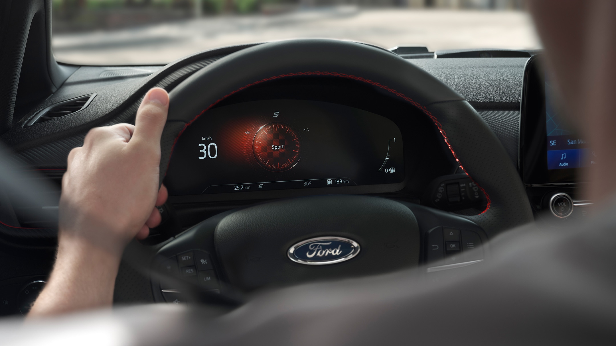 Ford Fiesta Innenraum. Detailansicht des Lenkrads mit digitaler Instrumententafel im Hintergrund.