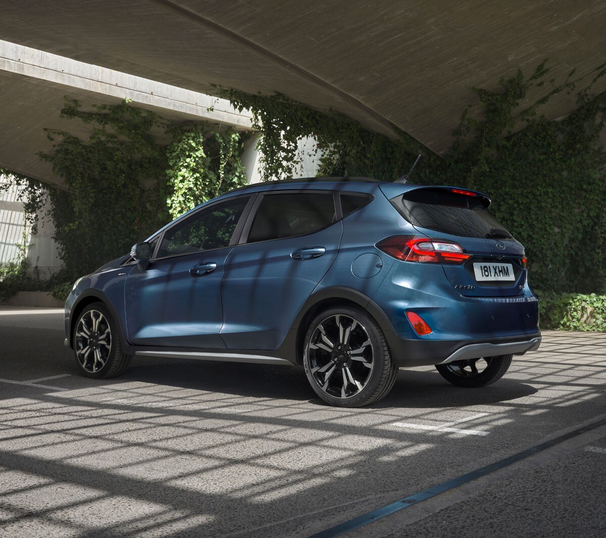 Ford Fiesta in Blau. Dreiviertelansicht, unter einer Brücke parkend.