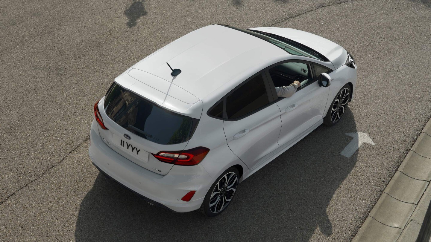 Ford Fiesta in Weiß. Blick von oben, auf einer Straße fahrend