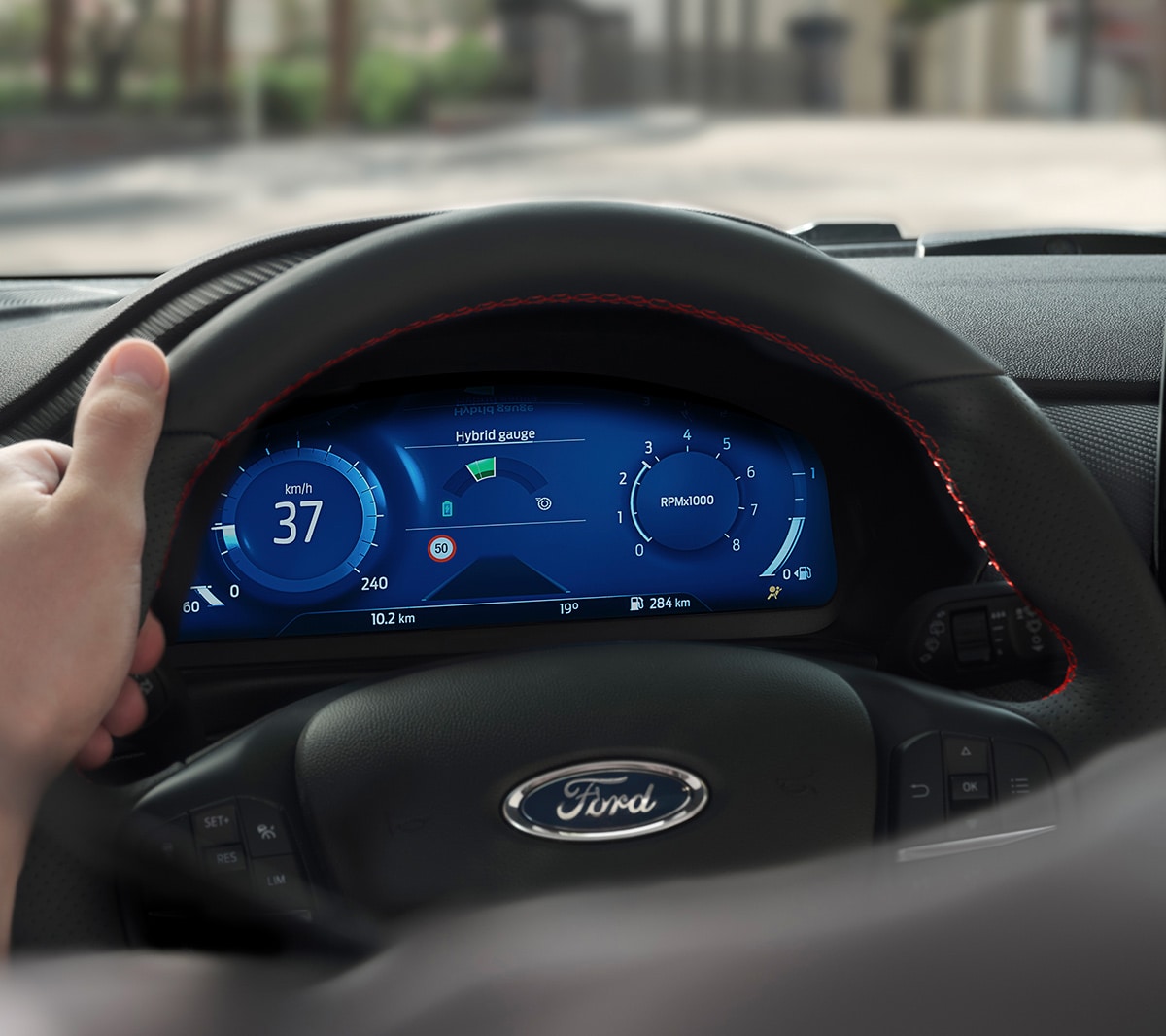 Ford Fiesta Innenraum. Detailansicht des Lenkrads und der digitalen Instrumententafel.