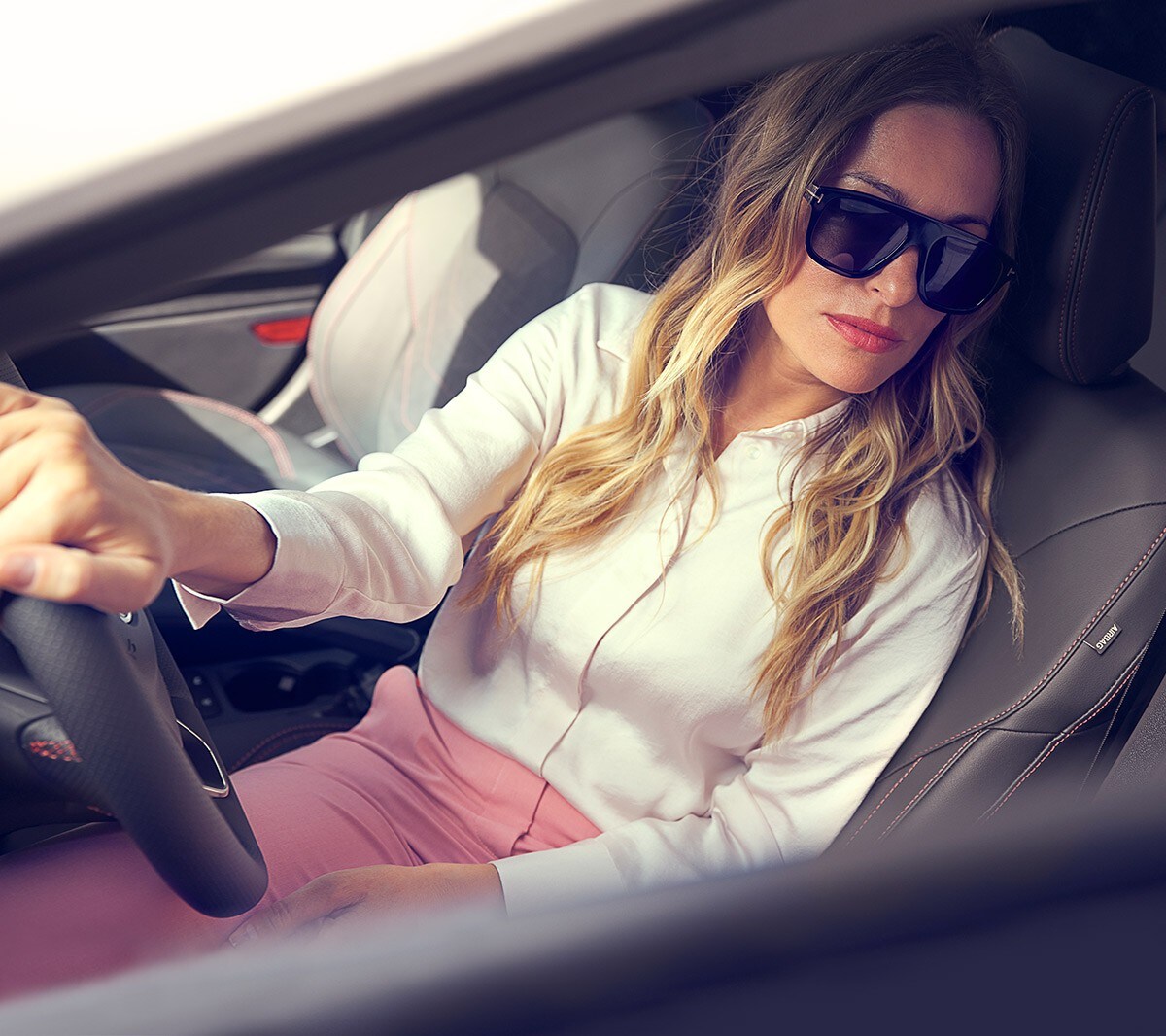 Ford Fiesta Innenraum. Blick durch das geöffnete Fenster, Frau sitzt auf dem Fahrersitz