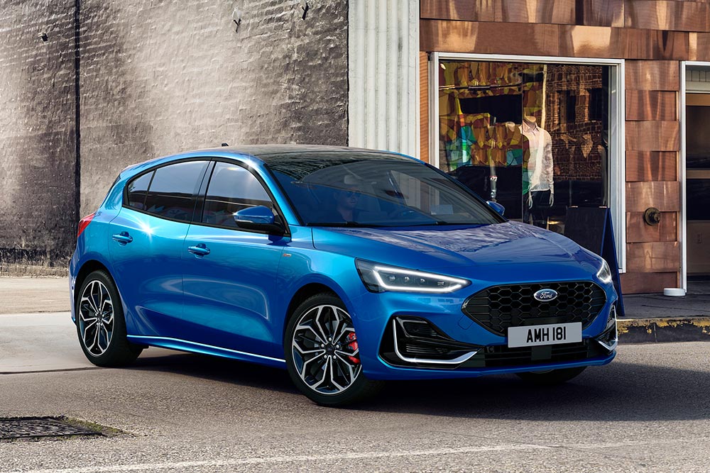 Ford Focus in Blau. Dreiviertelansicht, parkend in der Stadt.
