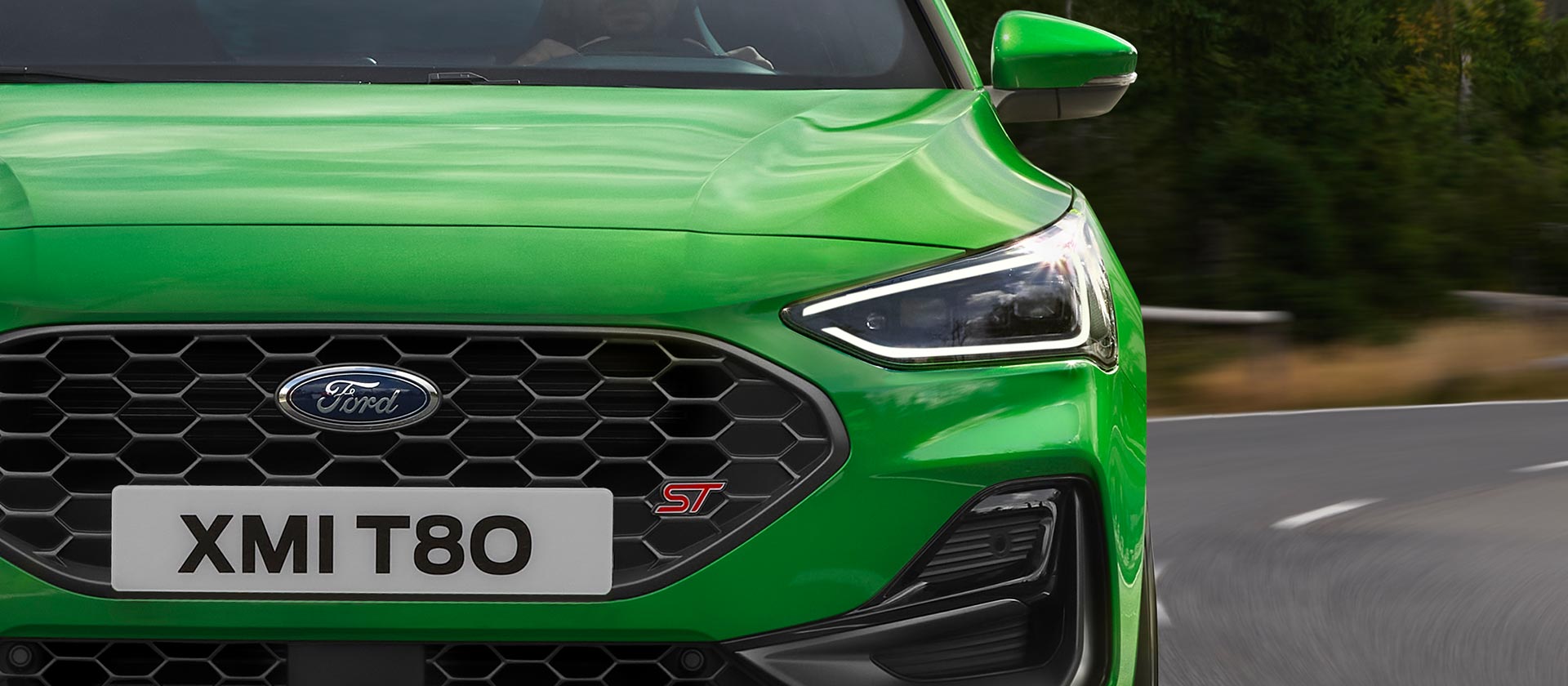 Ford Focus ST in Grün. Detailansicht der LED-Scheinwerfer und des Kühlergrills.