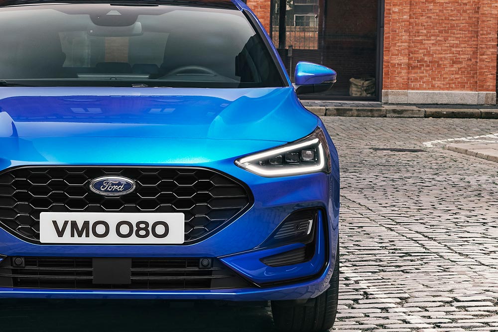 Ford Focus ST-Line in Blau. Frontansicht mit Blick auf die LED-Scheinwerfer und den Kühlergrill.