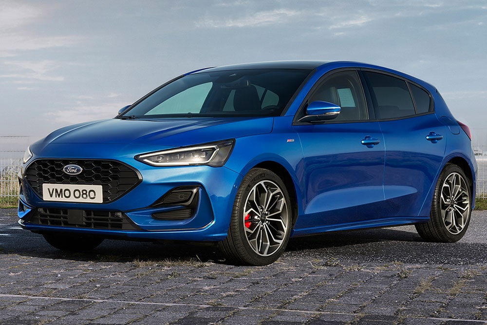 Ford Focus ST-Line in Blau. Dreiviertelansicht, auf einem Parkplatz parkend.