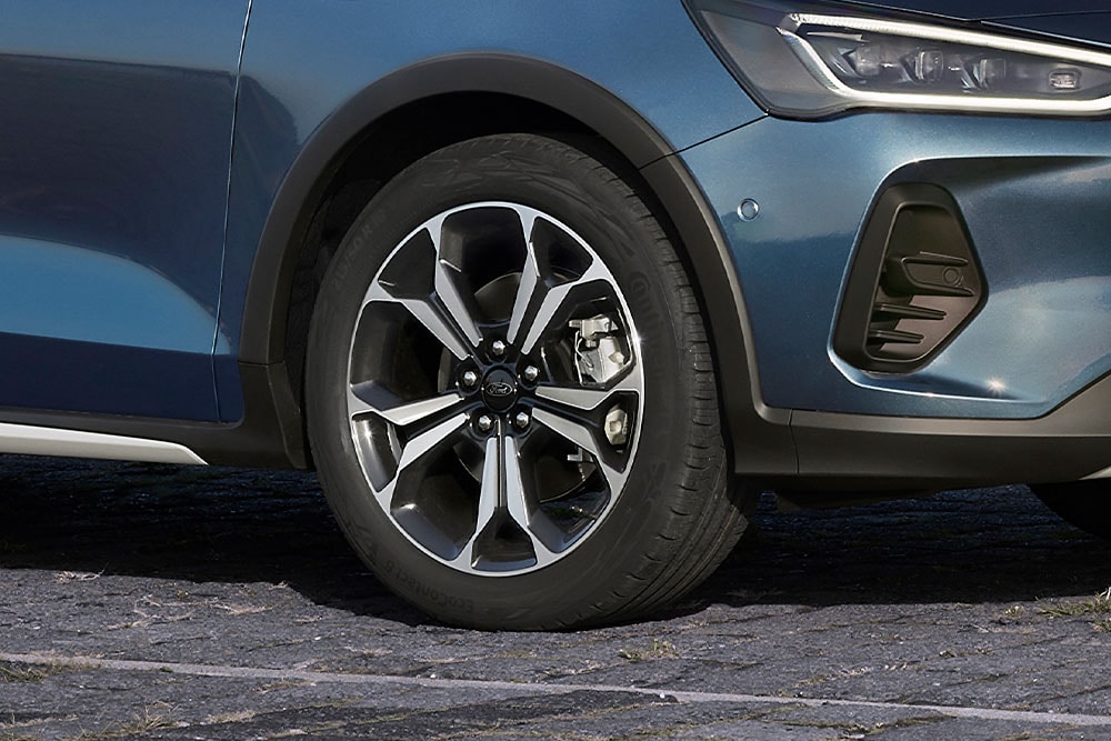 Ford Focus in Blau. Detailansicht der Vorderräder.