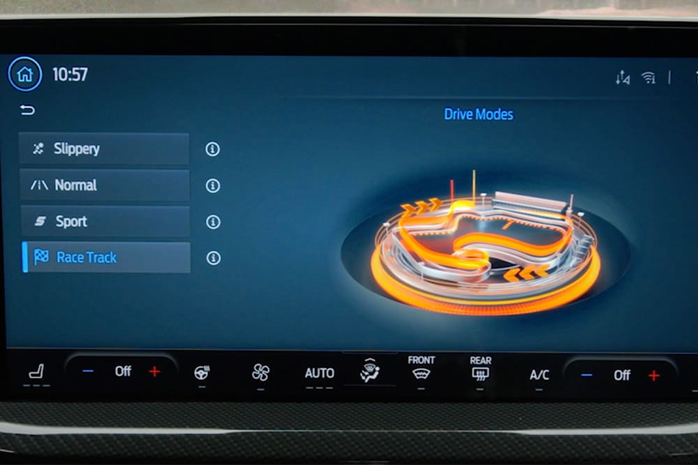 Ford Focus Innenraum. Detailansicht von Ford SYNC 4 mit verschiedenen Fahrmodi.